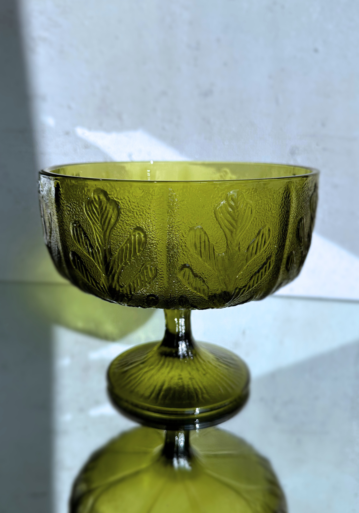 VTG FTD 1975 GLASS STEMMED BOWL, OAK LEAF, AVOCADO GREEN